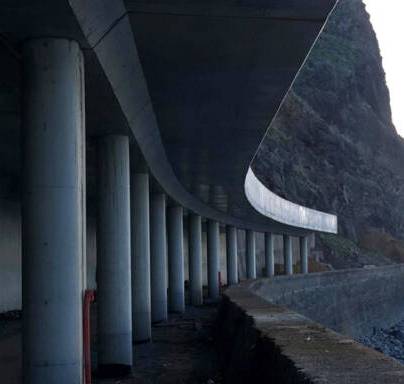 Túnel de carretera a cielo abierto en Ribeira Brava